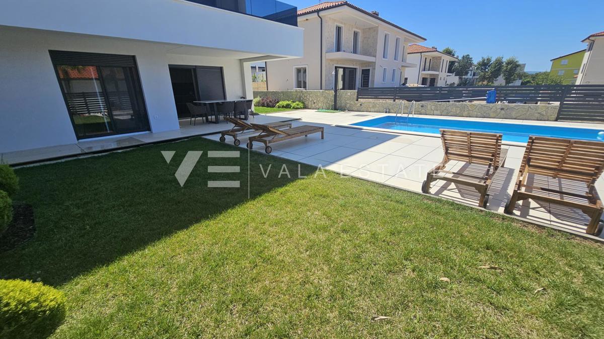 MODERNO APPARTAMENTO AL PIANO TERRA CON PISCINA E GIARDINO