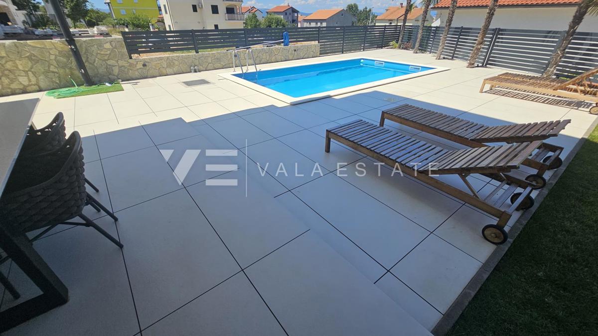 MODERNO APPARTAMENTO AL PIANO TERRA CON PISCINA E GIARDINO