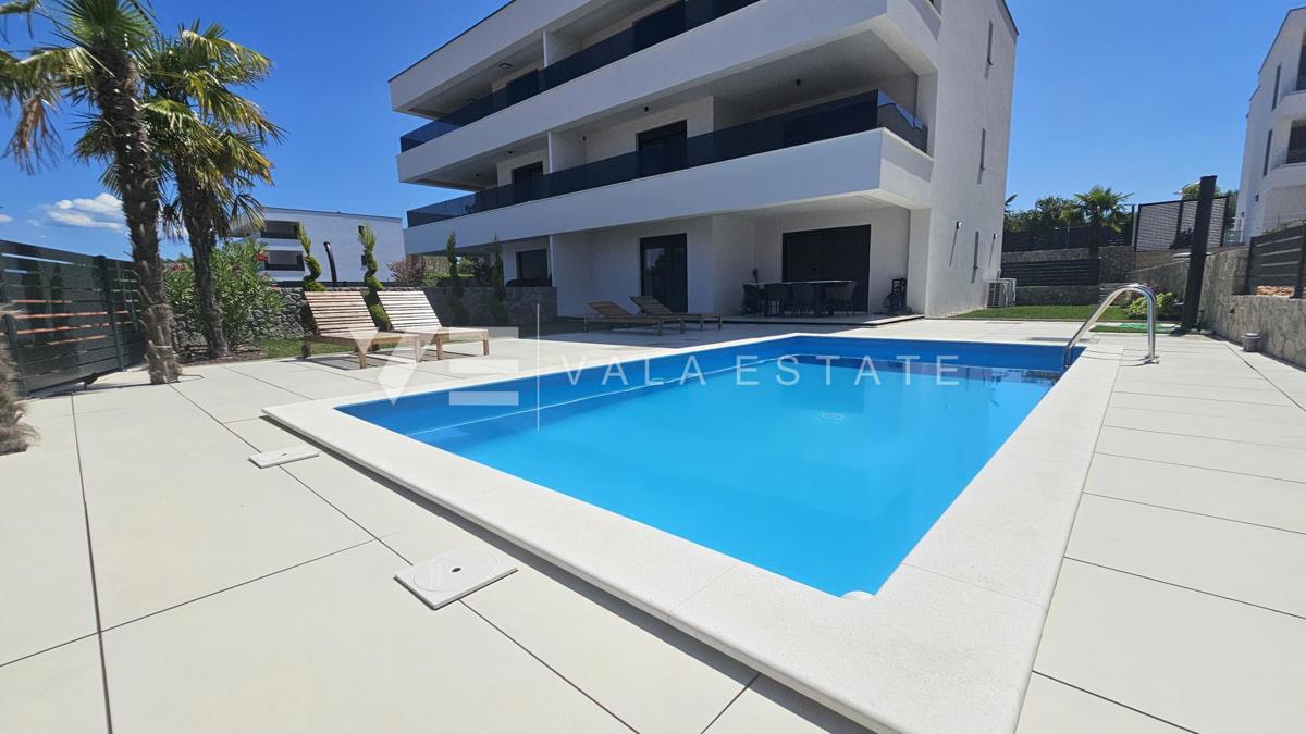MODERNO APPARTAMENTO AL PIANO TERRA CON PISCINA E GIARDINO