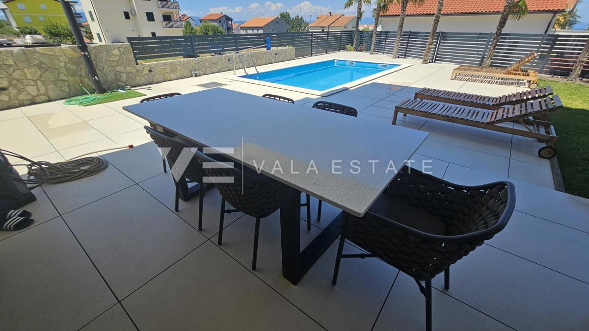 MODERNO APPARTAMENTO AL PIANO TERRA CON PISCINA E GIARDINO