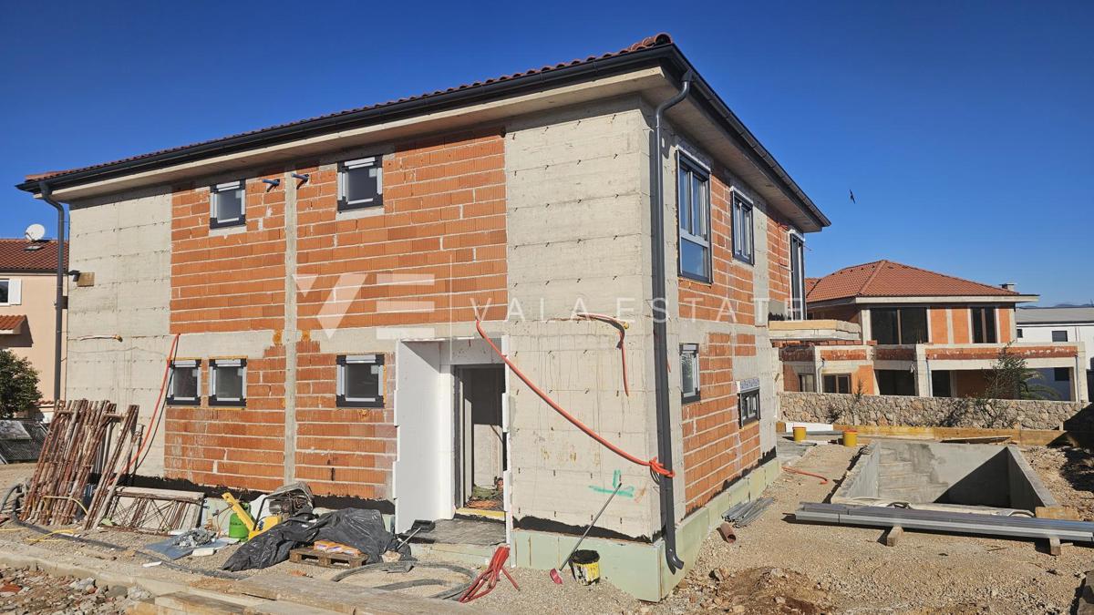 CASA SEMINDIPENDENTE MODERNA CON PISCINA A SOLI 200 M DAL MARE