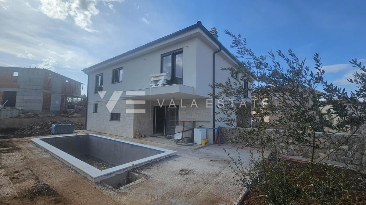 CASA SEMINDIPENDENTE MODERNA CON PISCINA A SOLI 200 M DAL MARE