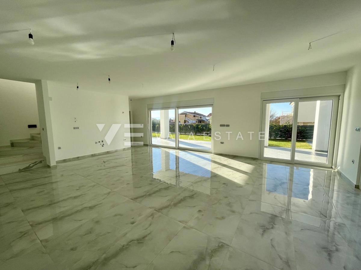 CASA MODERNA INDIPENDENTE CON PISCINA E VISTA MARE