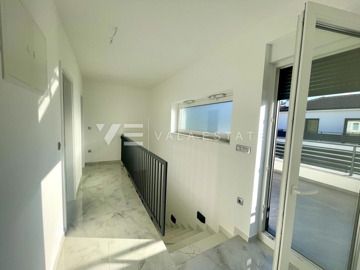 CASA MODERNA INDIPENDENTE CON PISCINA E VISTA MARE