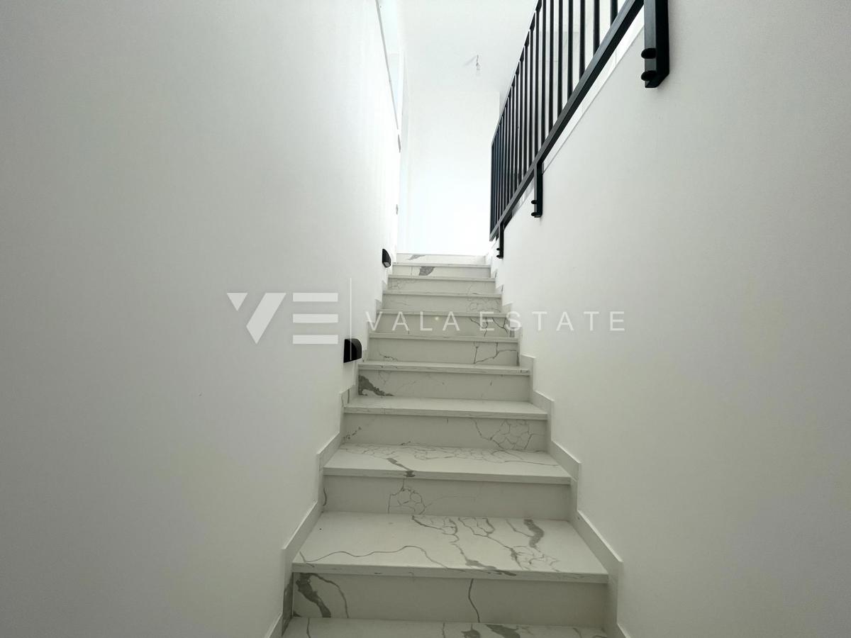 CASA MODERNA INDIPENDENTE CON PISCINA E VISTA MARE