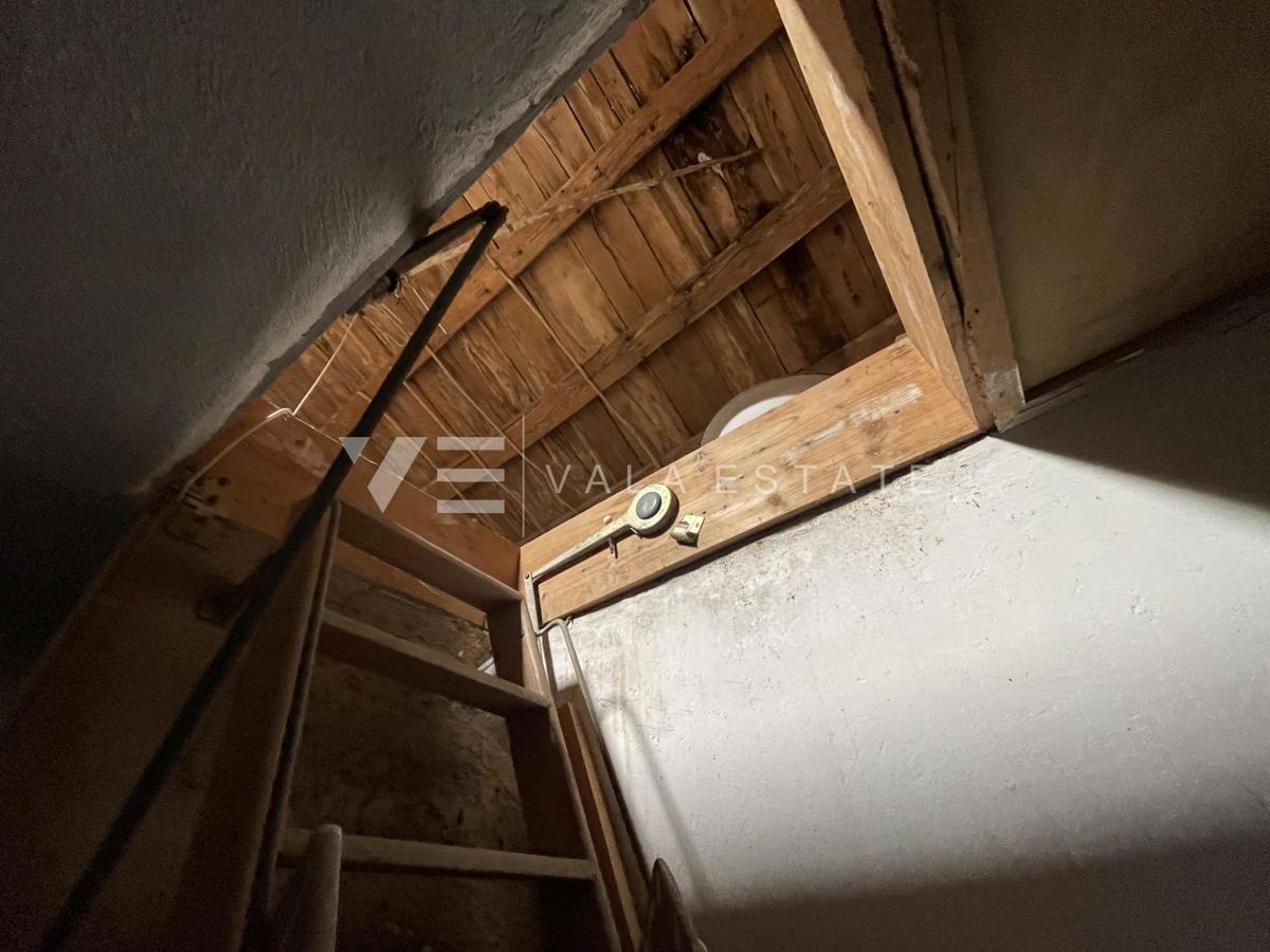 CASA A SCHIERA IN PIETRA DA RISTRUTTURARE IN POSIZIONE TRANQUILLA