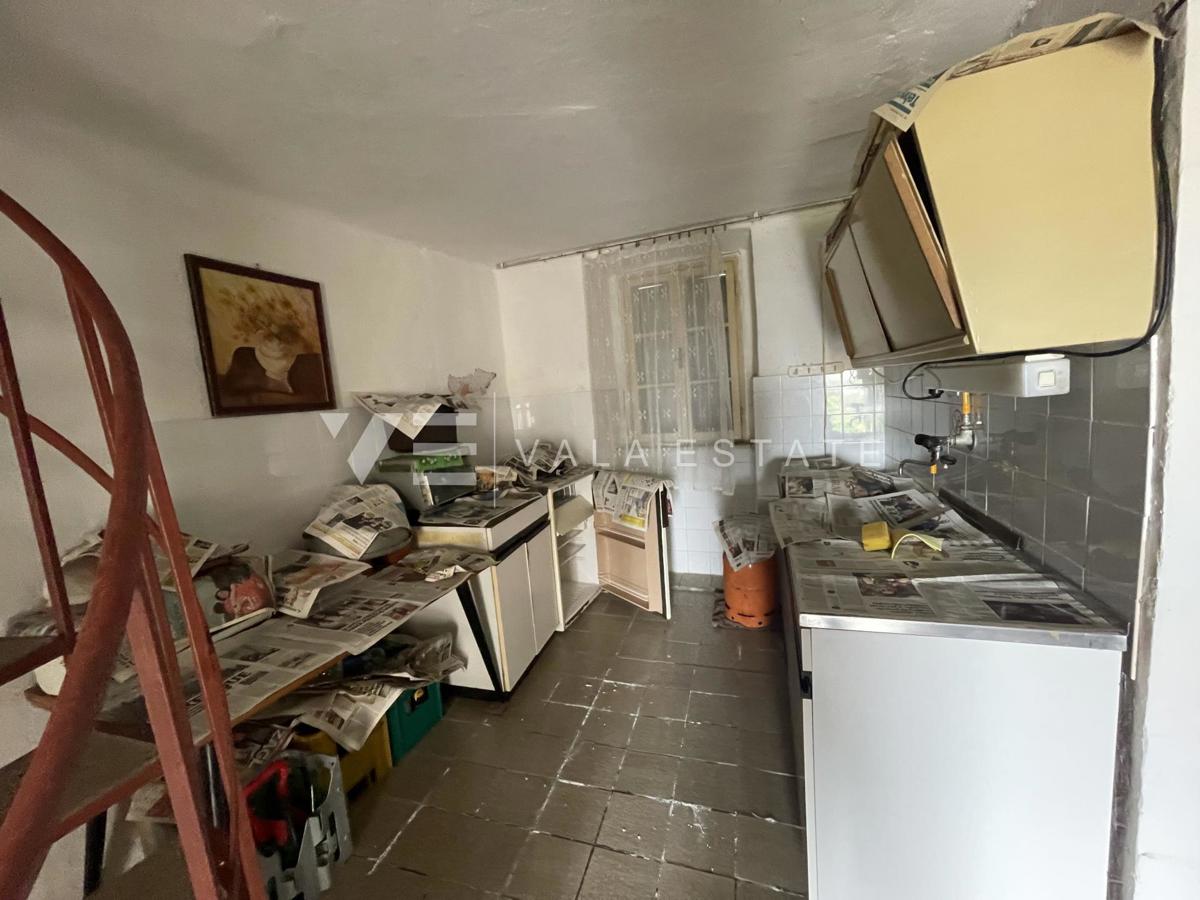 CASA A SCHIERA IN PIETRA DA RISTRUTTURARE IN POSIZIONE TRANQUILLA