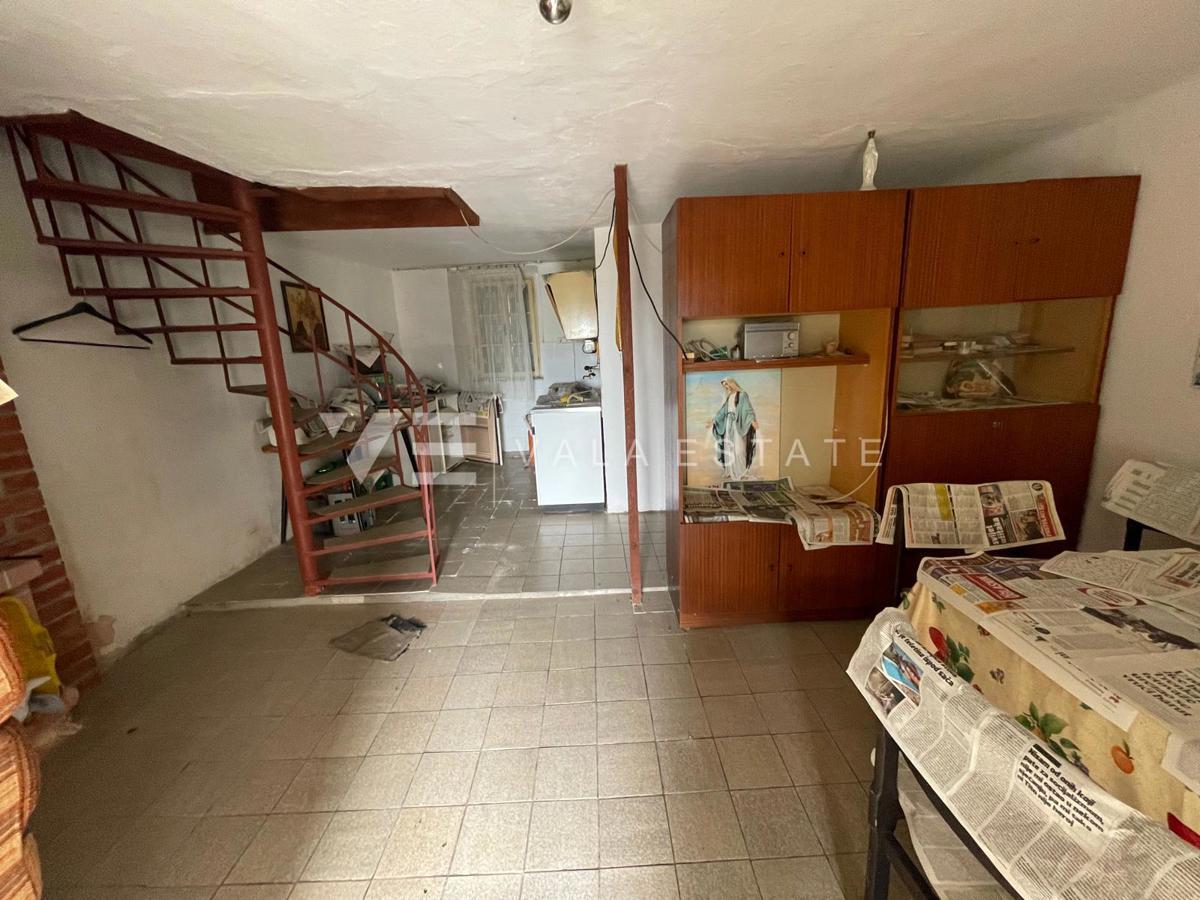 CASA A SCHIERA IN PIETRA DA RISTRUTTURARE IN POSIZIONE TRANQUILLA