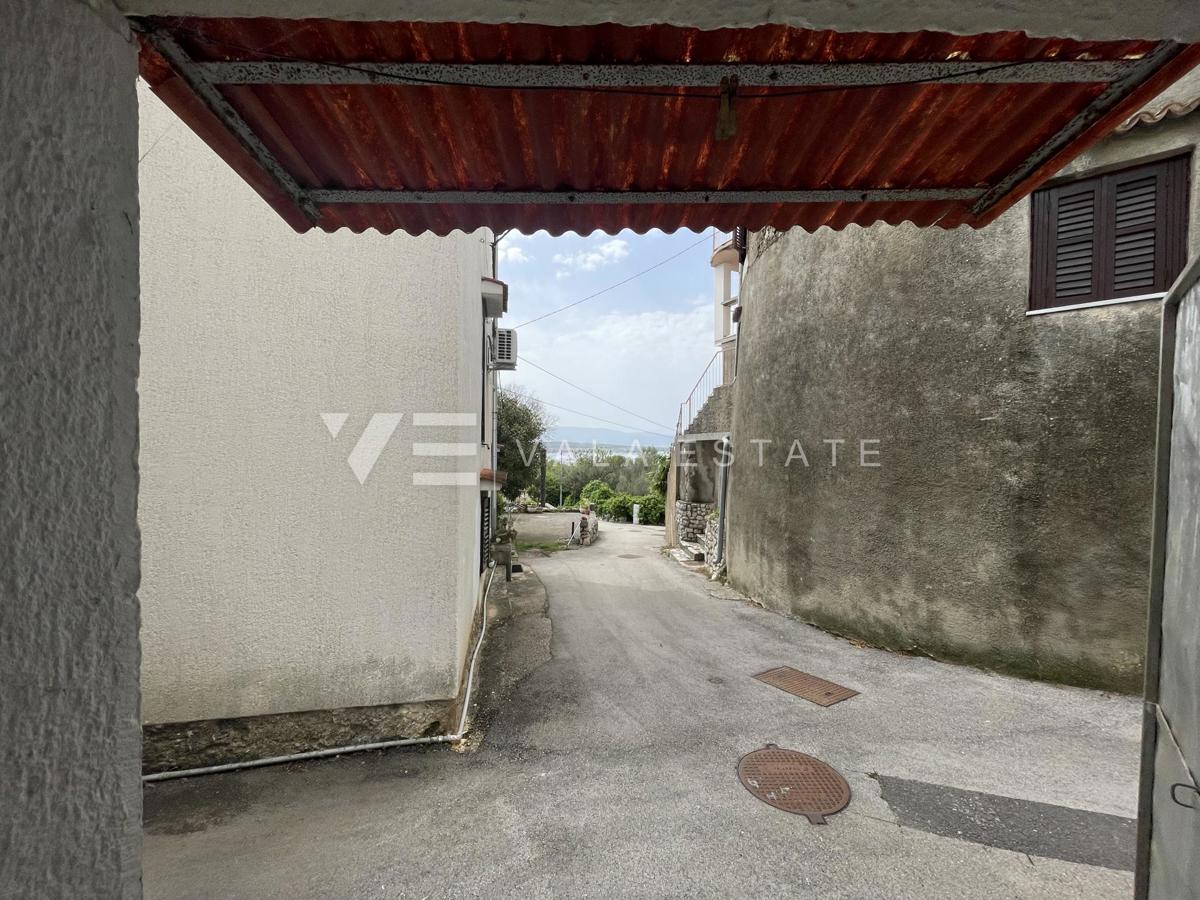 CASA A SCHIERA IN PIETRA DA RISTRUTTURARE IN POSIZIONE TRANQUILLA