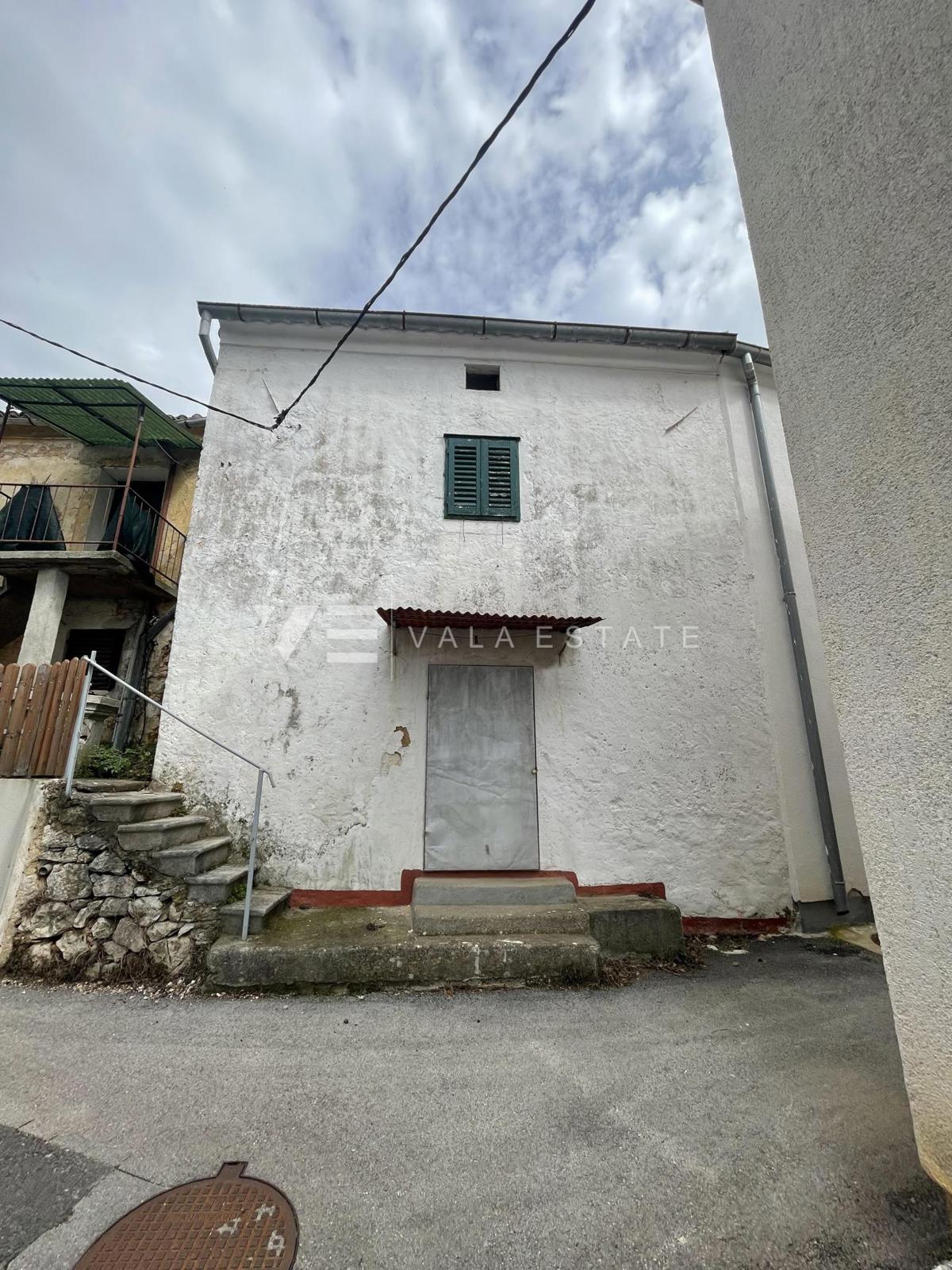 CASA A SCHIERA IN PIETRA DA RISTRUTTURARE IN POSIZIONE TRANQUILLA