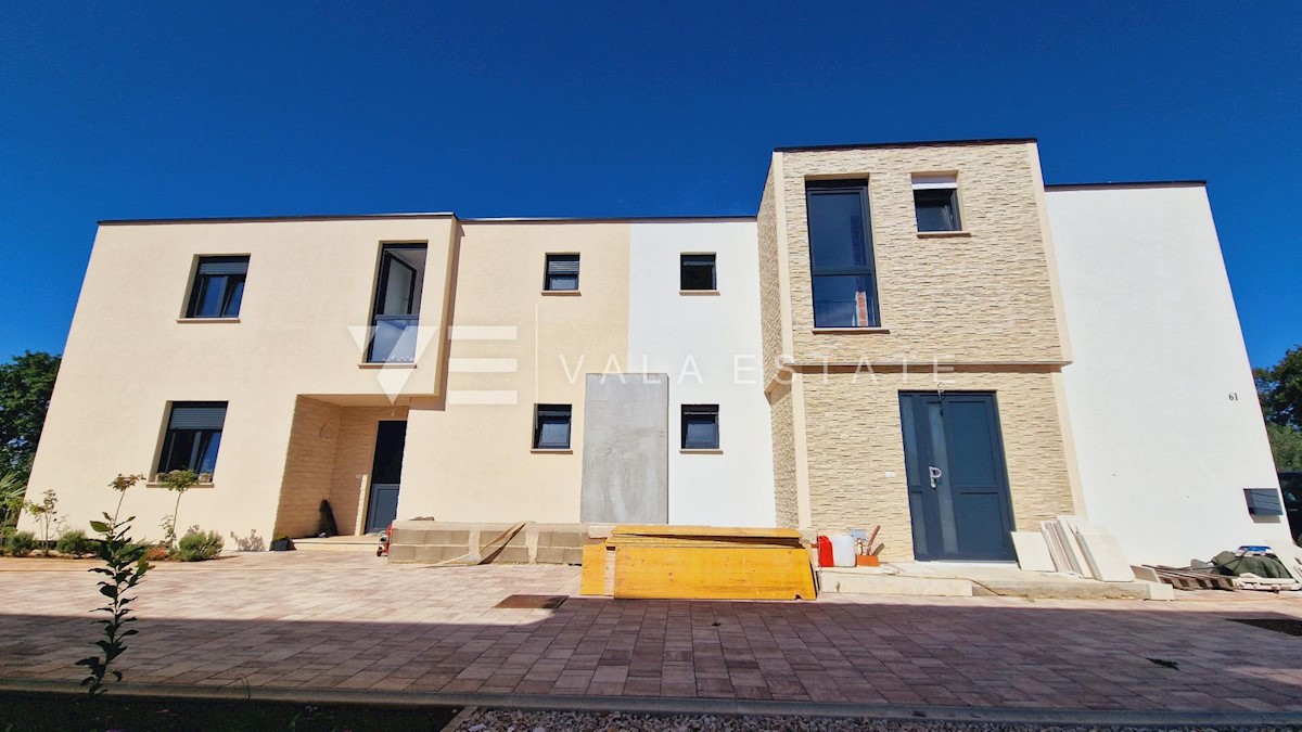 NUOVA MODERNA CASA DOPPIA CON PISCINA E VISTA SUI OLIVETTI