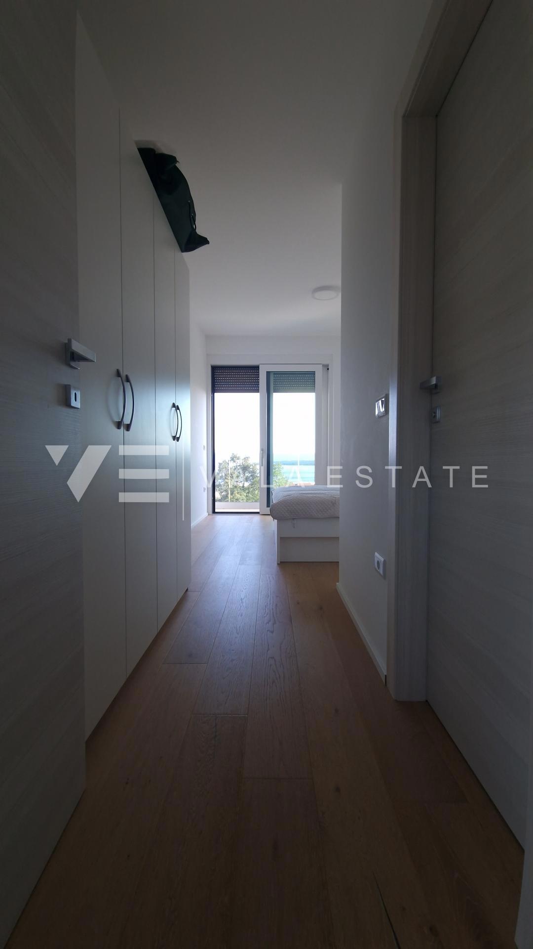 ATTICO CON VISTA MARE APERTA E PISCINA