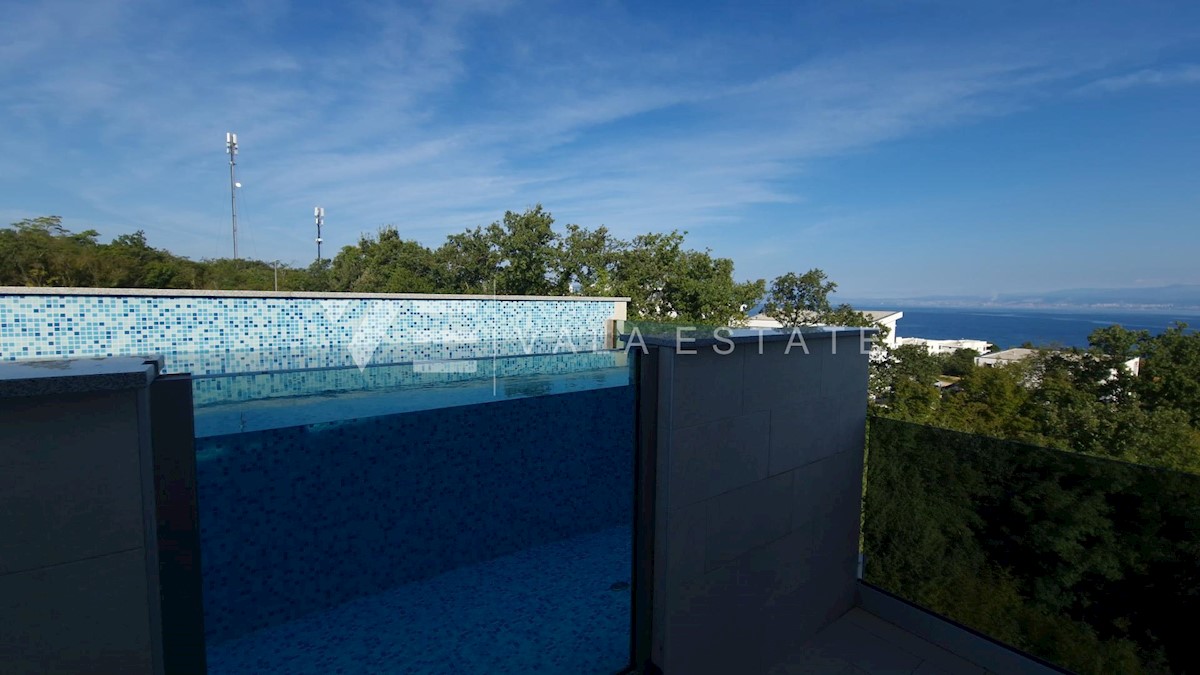 ATTICO CON VISTA MARE APERTA E PISCINA