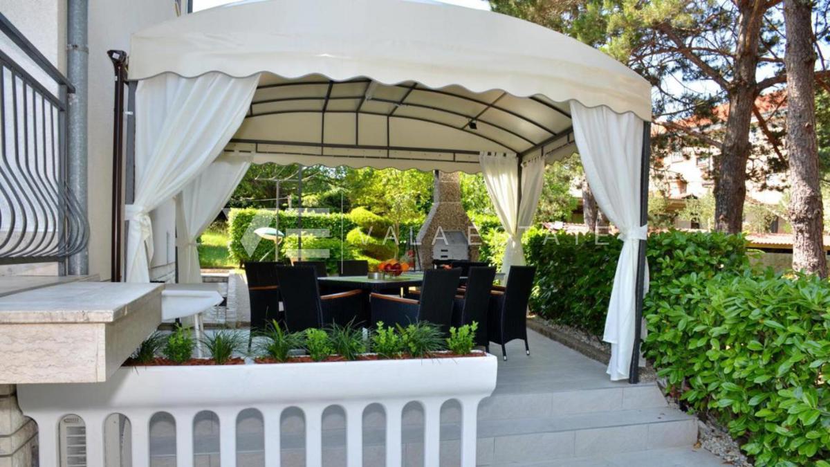 CASA INDIPENDENTE CON PISCINA A 500 M DAL MARE