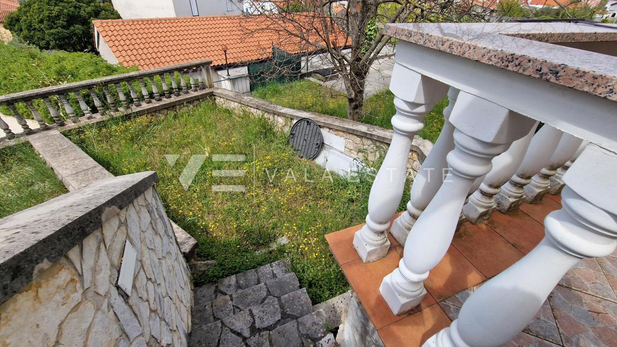 CASA A SCHIERA CON DUE APPARTAMENTI E VISTA MARE