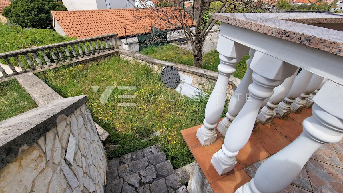 CASA A SCHIERA CON DUE APPARTAMENTI E VISTA MARE