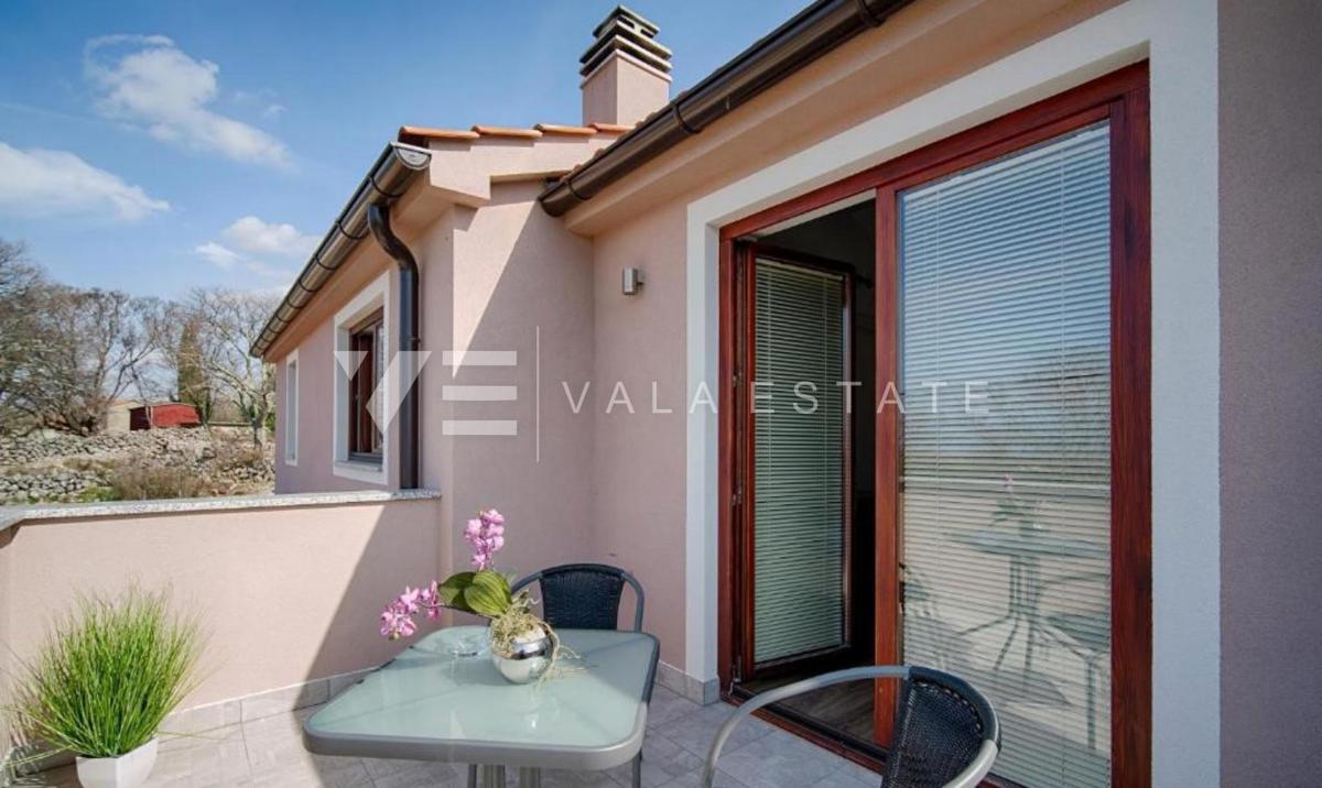 VILLA CON PISCINA IN POSIZIONE TRANQUILLA