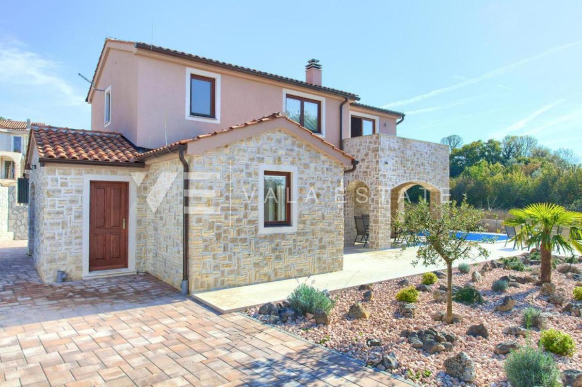 VILLA CON PISCINA IN POSIZIONE TRANQUILLA