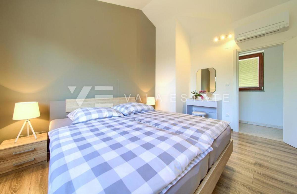 VILLA CON PISCINA IN POSIZIONE TRANQUILLA