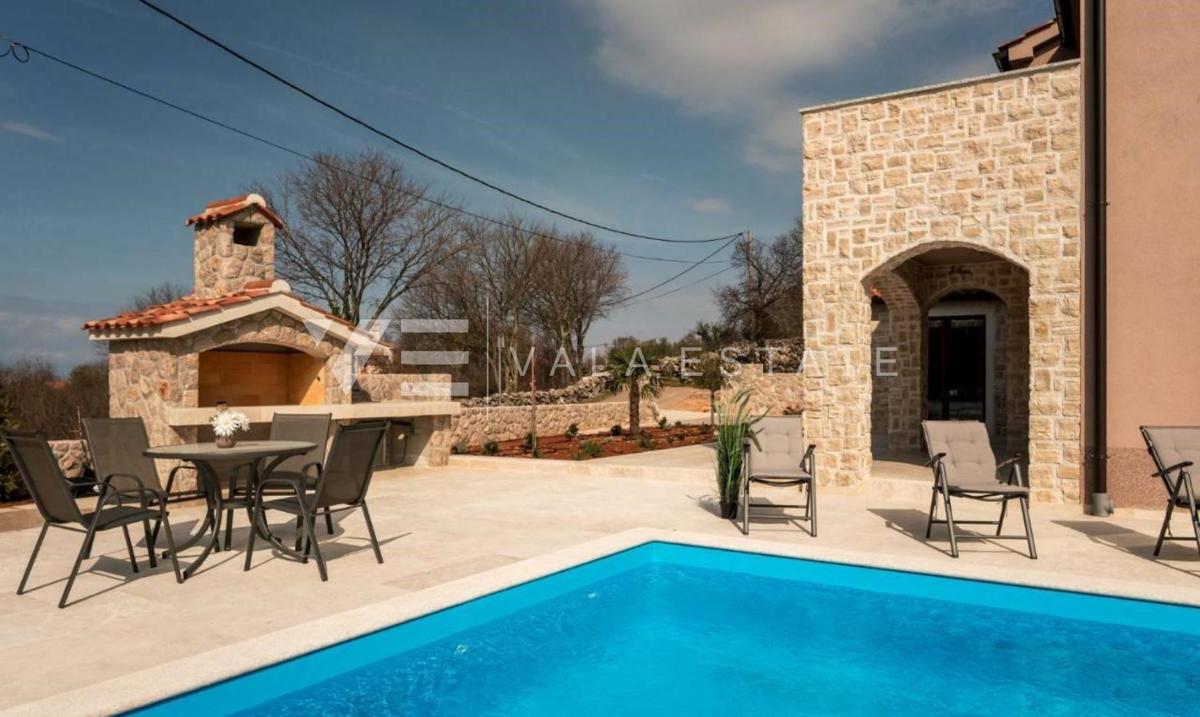 VILLA CON PISCINA IN POSIZIONE TRANQUILLA