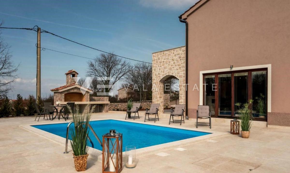 VILLA CON PISCINA IN POSIZIONE TRANQUILLA