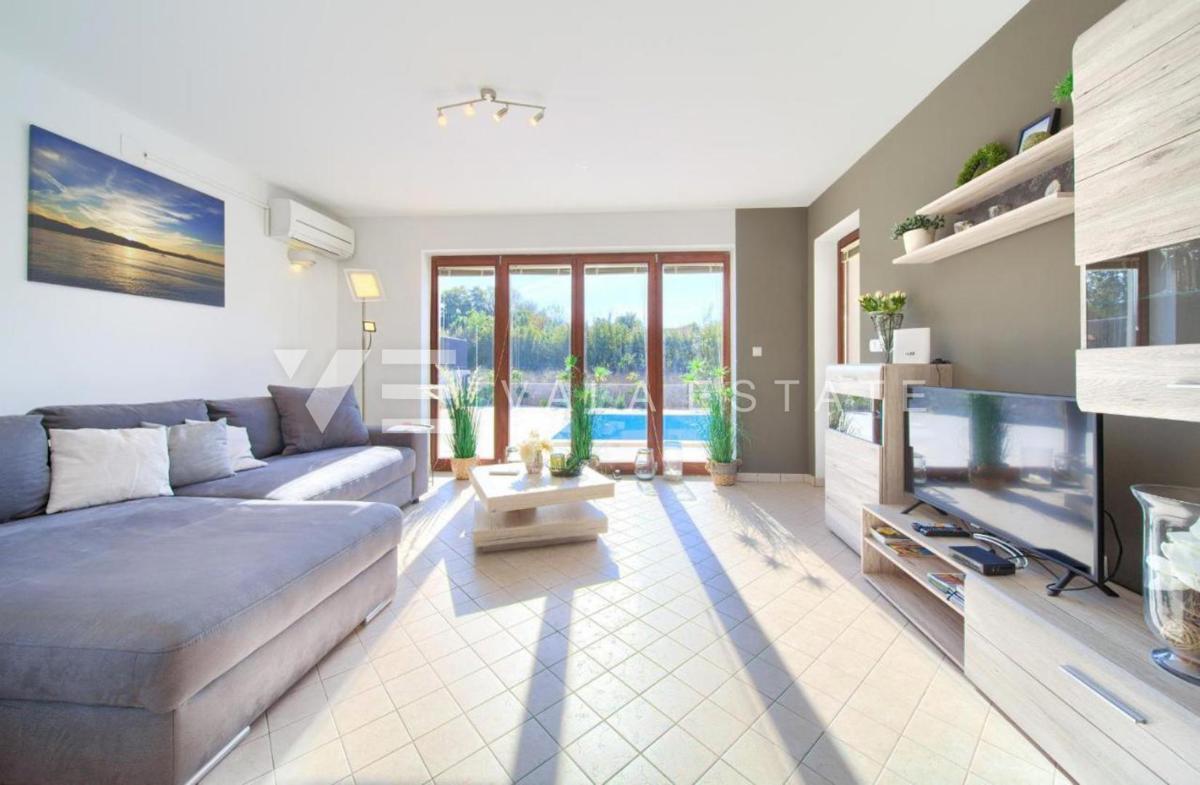 VILLA CON PISCINA IN POSIZIONE TRANQUILLA
