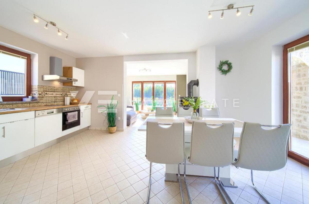 VILLA CON PISCINA IN POSIZIONE TRANQUILLA