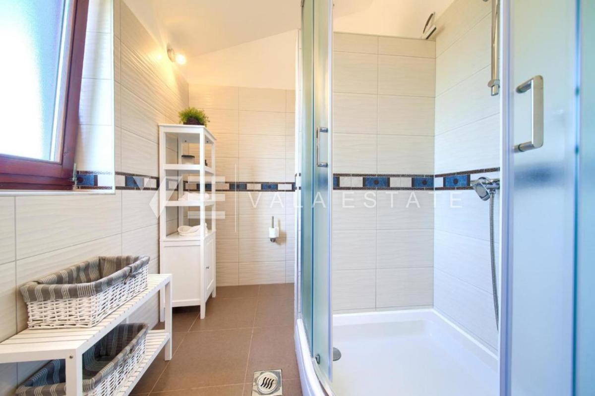 VILLA CON PISCINA IN POSIZIONE TRANQUILLA