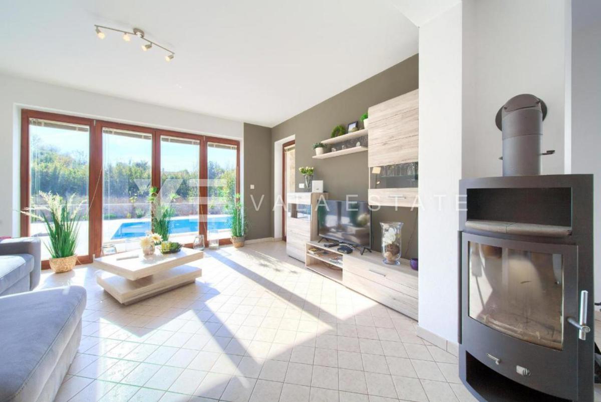 VILLA CON PISCINA IN POSIZIONE TRANQUILLA