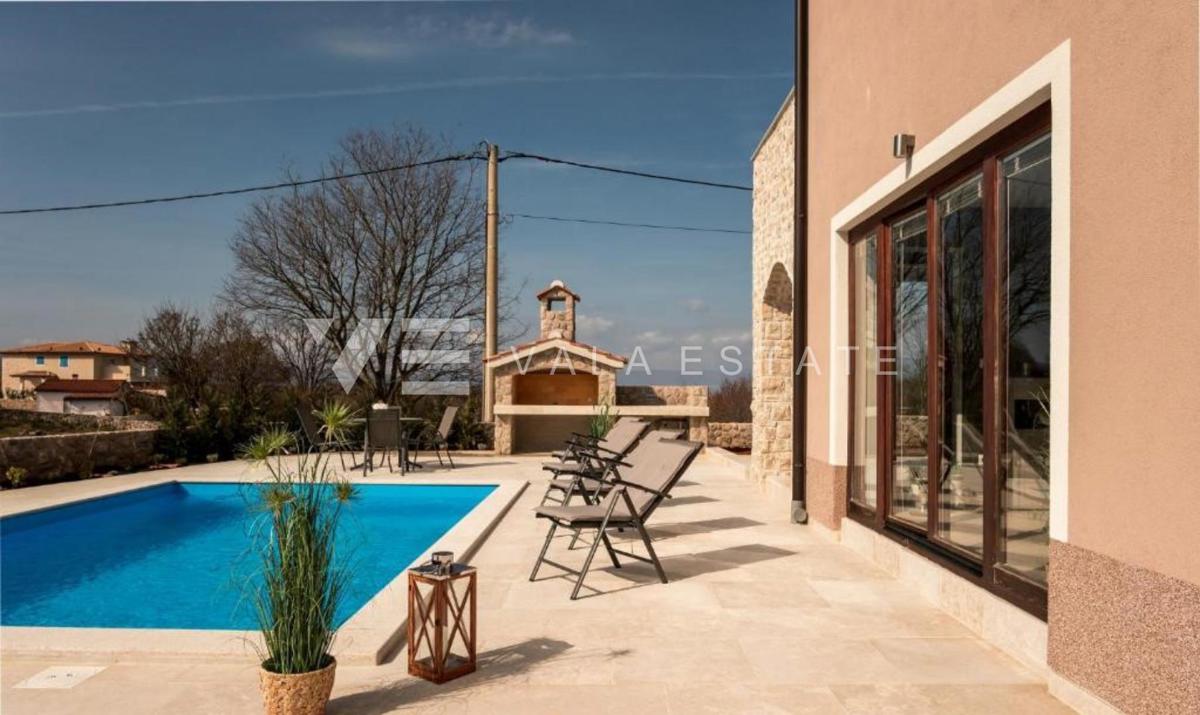 VILLA CON PISCINA IN POSIZIONE TRANQUILLA