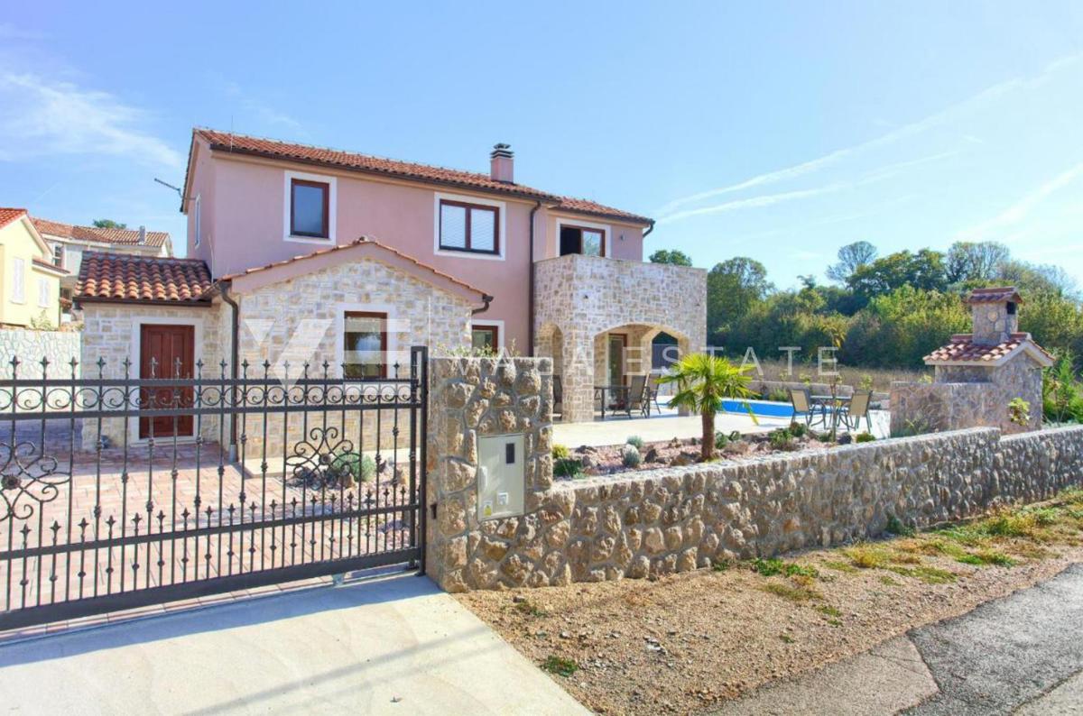VILLA CON PISCINA IN POSIZIONE TRANQUILLA
