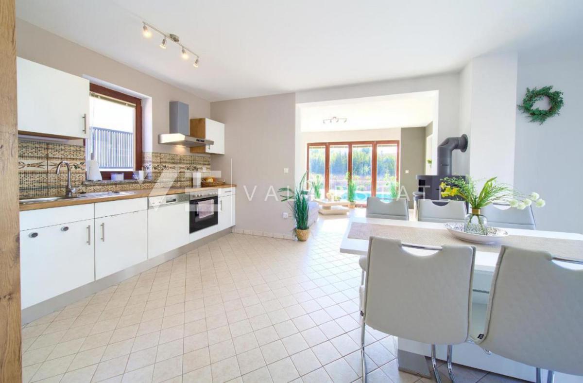 VILLA CON PISCINA IN POSIZIONE TRANQUILLA