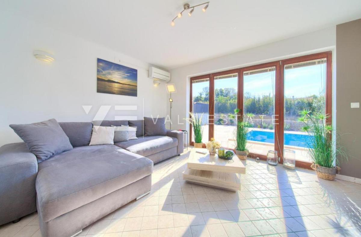 VILLA CON PISCINA IN POSIZIONE TRANQUILLA