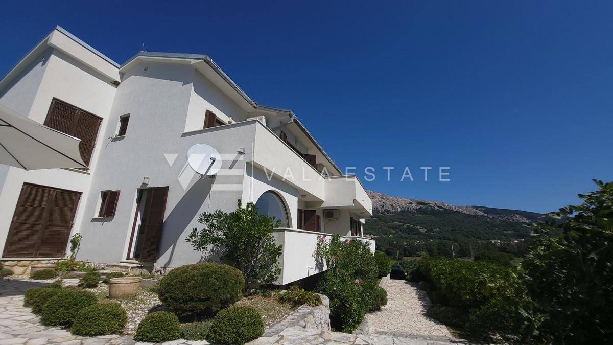 CASA INDIPENDENTE CON SEI APPARTAMENTI E PISCINA
