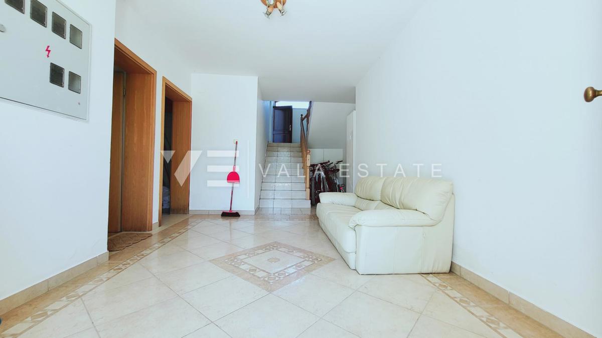 CASA INDIPENDENTE CON SEI APPARTAMENTI E PISCINA