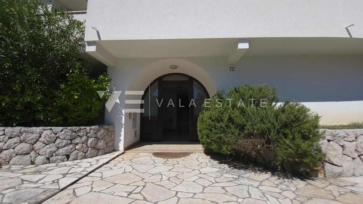 CASA INDIPENDENTE CON SEI APPARTAMENTI E PISCINA