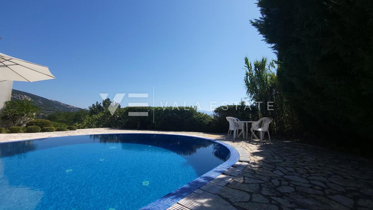 CASA INDIPENDENTE CON SEI APPARTAMENTI E PISCINA