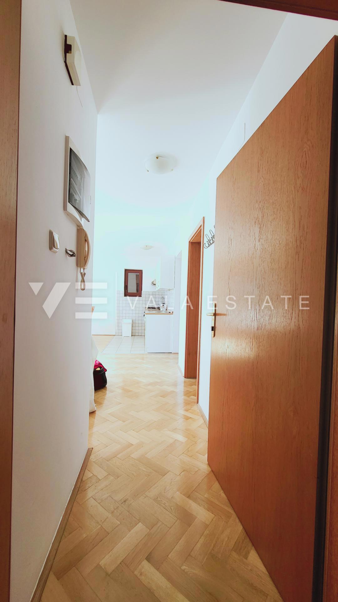 CASA INDIPENDENTE CON SEI APPARTAMENTI E PISCINA