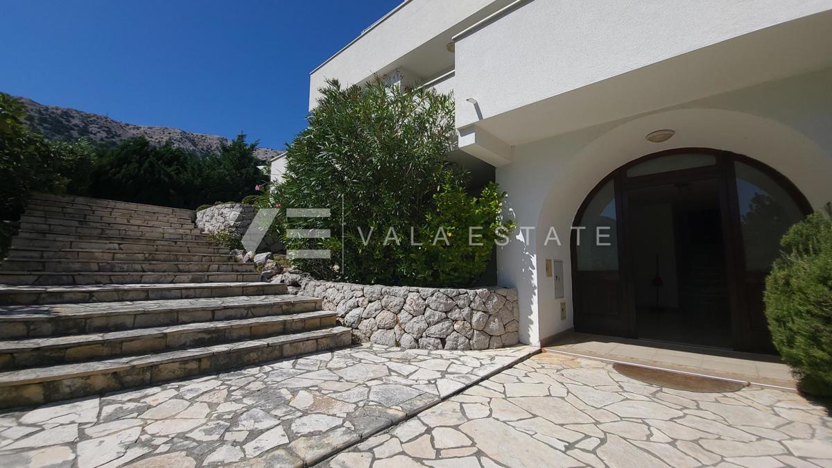 CASA INDIPENDENTE CON SEI APPARTAMENTI E PISCINA
