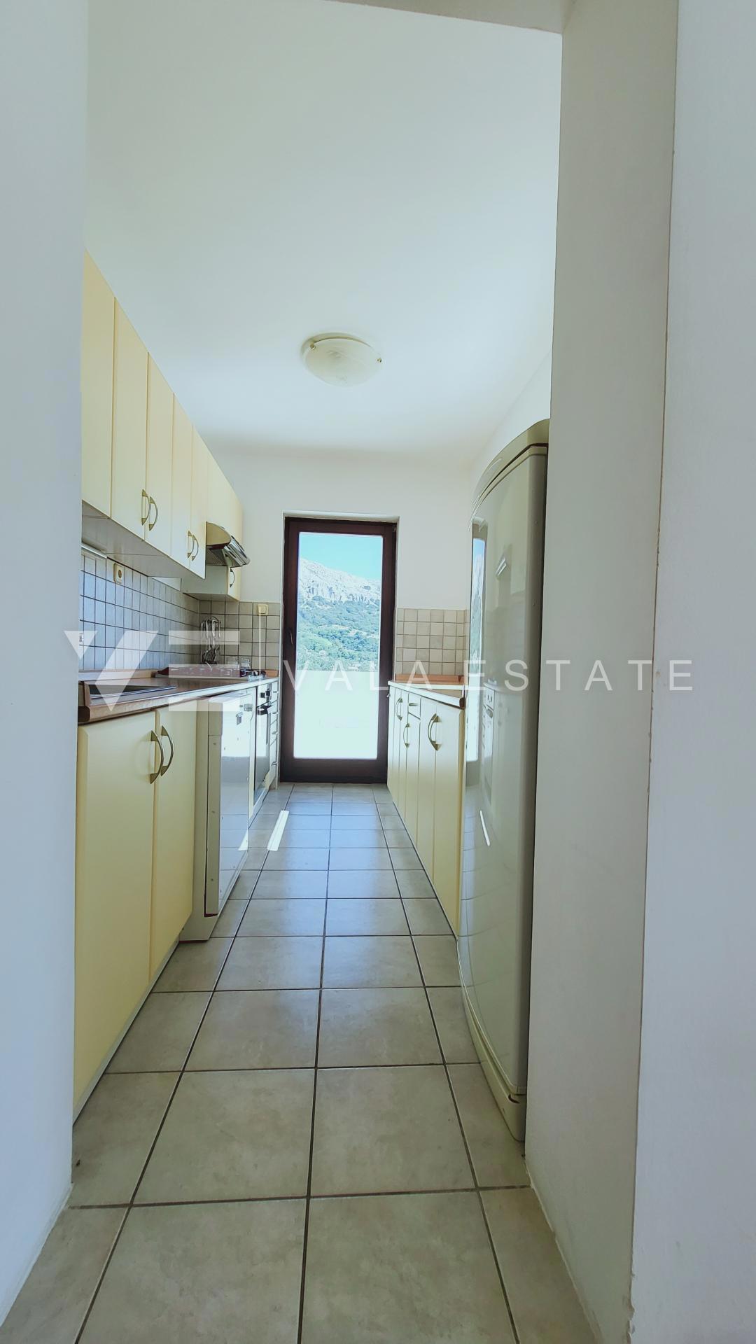 CASA INDIPENDENTE CON SEI APPARTAMENTI E PISCINA
