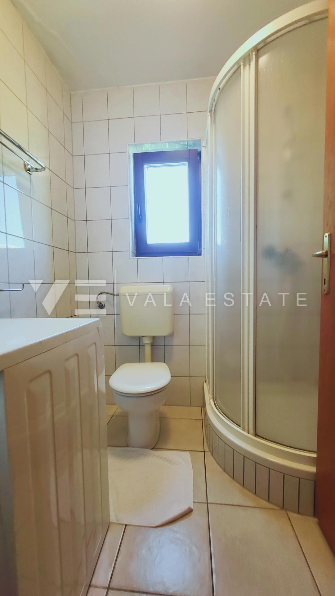 CASA INDIPENDENTE CON SEI APPARTAMENTI E PISCINA
