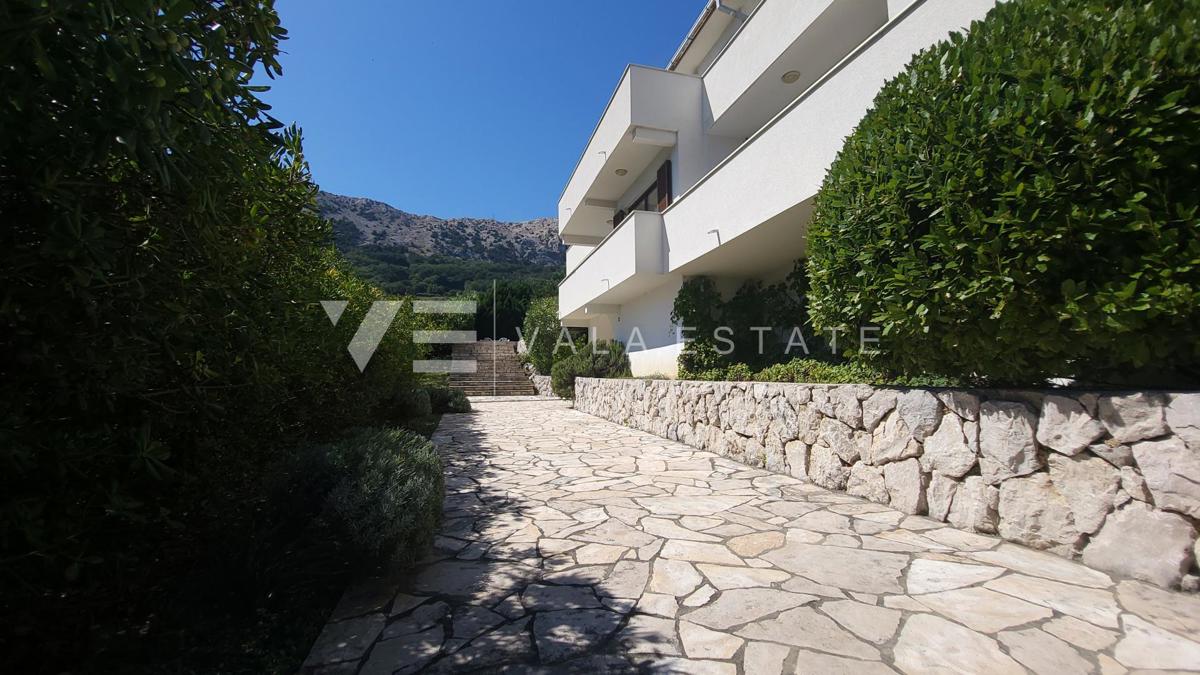 CASA INDIPENDENTE CON SEI APPARTAMENTI E PISCINA