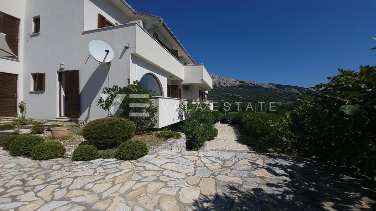CASA INDIPENDENTE CON SEI APPARTAMENTI E PISCINA