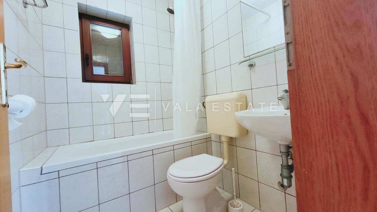 CASA INDIPENDENTE CON SEI APPARTAMENTI E PISCINA