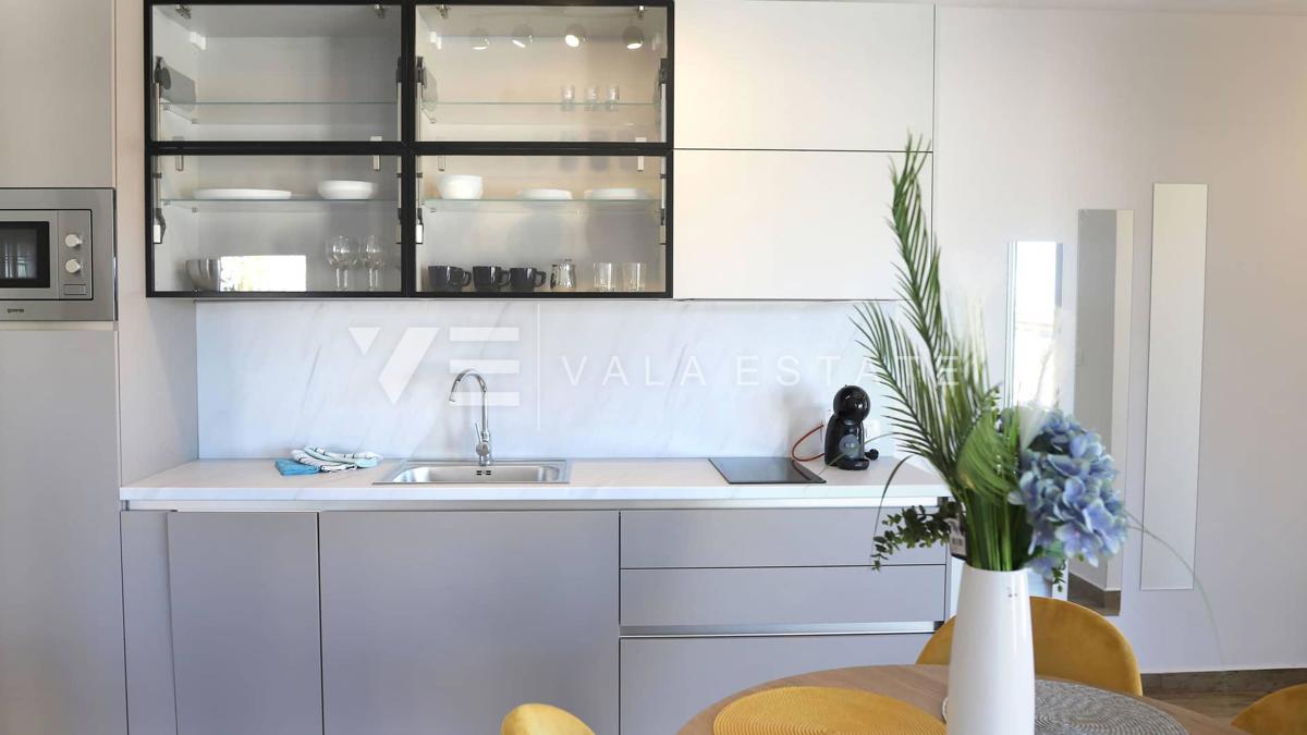 NUOVO MODERNO CONDOMINIO IN POSIZIONE TRANQUILLA CON VISTA MARE