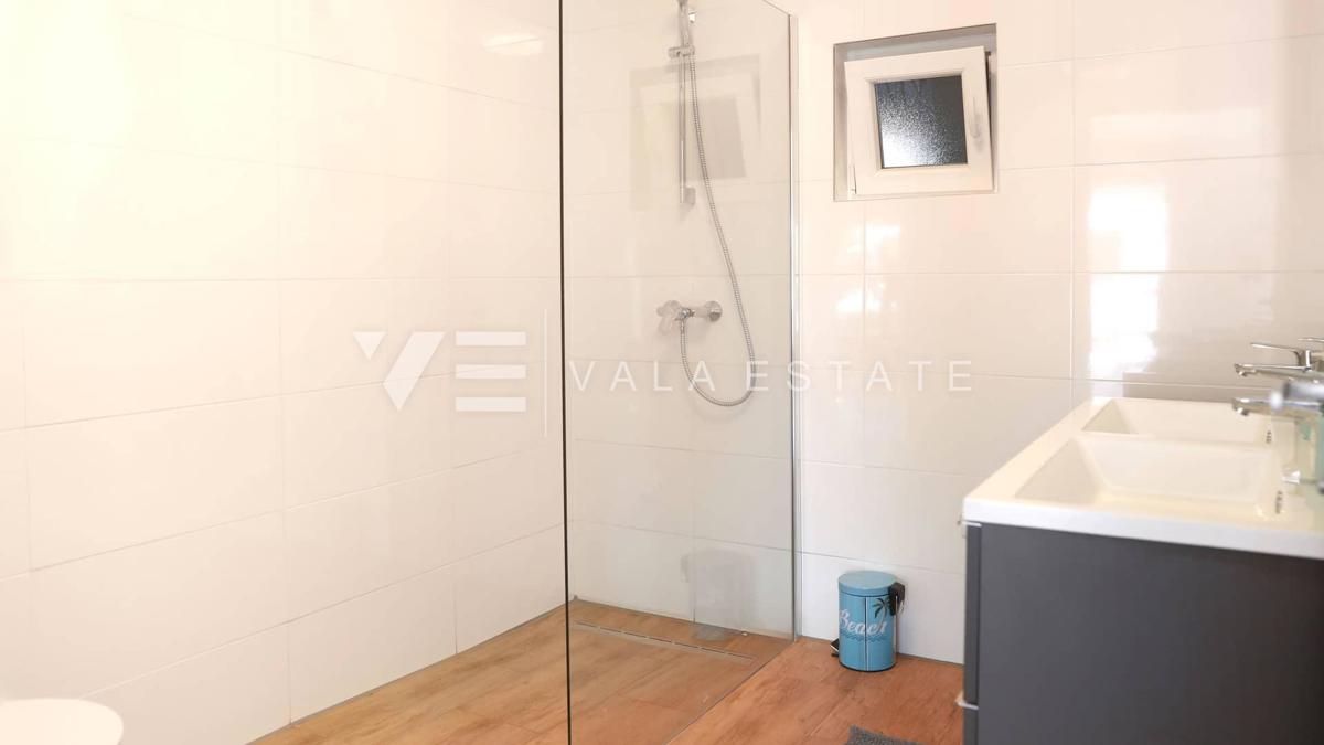 NUOVO MODERNO CONDOMINIO IN POSIZIONE TRANQUILLA CON VISTA MARE