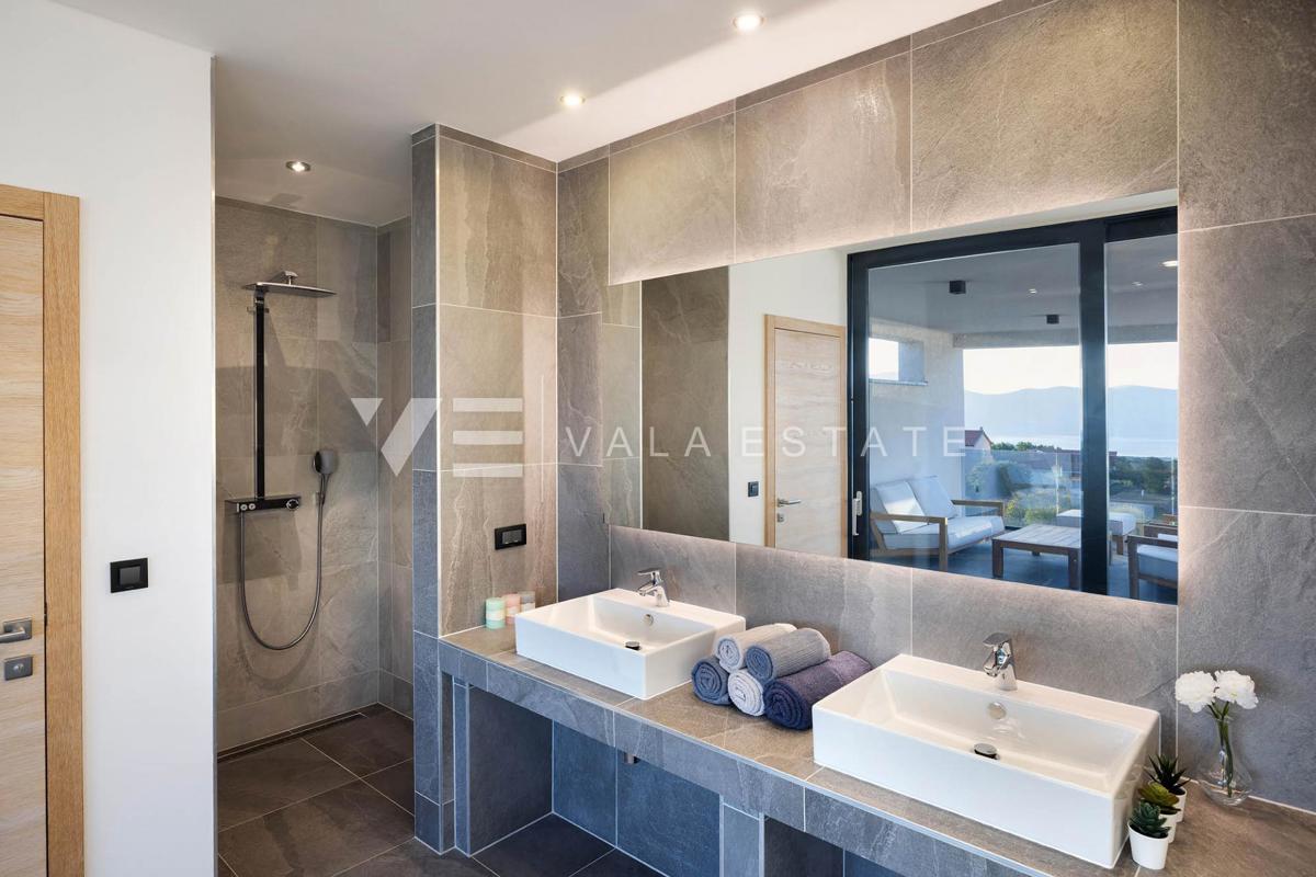 ESCLUSIVA VILLA MODERNA CON PISCINA E VISTA MARE