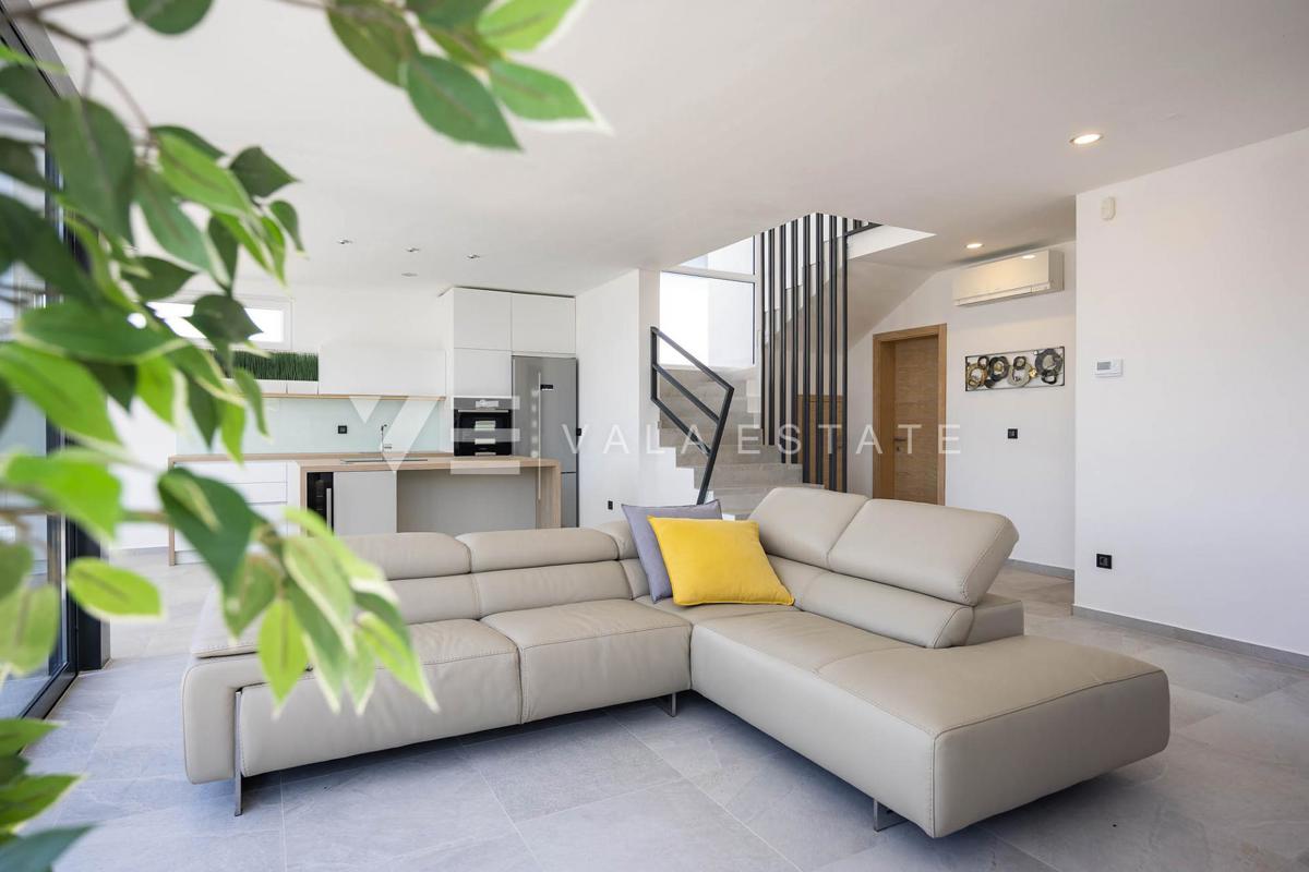 ESCLUSIVA VILLA MODERNA CON PISCINA E VISTA MARE