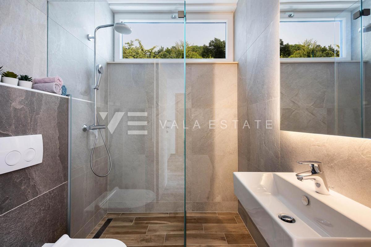 ESCLUSIVA VILLA MODERNA CON PISCINA E VISTA MARE