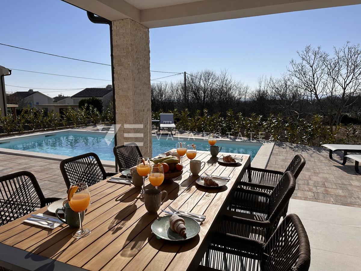 NUOVA VILLA DI LUSSO CON PISCINA IN POSIZIONE TRANQUILLA